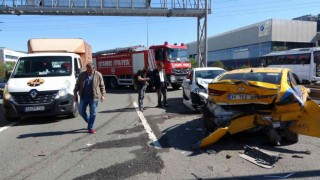Sancaktepede kaputu açılan taksi zincirleme kazaya neden oldu