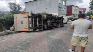 Sarıyerde dar yokuşta virajı alamayan kamyonet devrildi