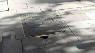 Sarsılan rögar kapağı vatandaşları tedirgin ediyor