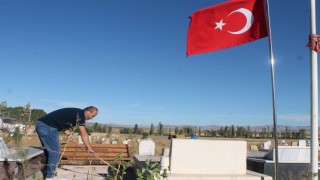 Şehit kardeşinin mezarına 28 yıldır toz kondurmuyor her hafta sonu temizliğini yapıyor