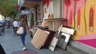 Şehrin göbeğinde kaldırıma mobilya yığıldı
