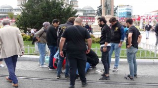 Şeker krizine giren kadın turist Taksimde yere yığıldı, yardımına polis koştu
