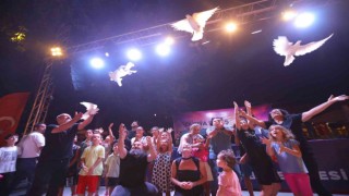 Selçuk, barış şarkıları ile yankılandı