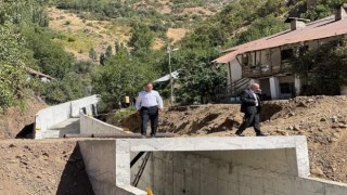 Şemdinli de Ayrılık deresi ıslah çalışması devam ediyor