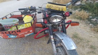 Sepetli motosiklet römorka çarptı: 2 yaralı