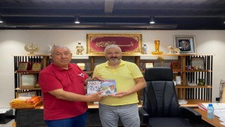 Serdar Ünsal, “Soykırım Ve Yüreğim İrevanda Kaldı“ romanını Mehmet Sadıça hediye etti