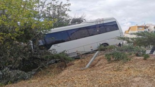 Servis minibüsü bahçeye düştü: 1 ölü