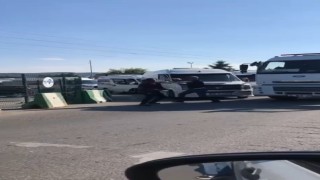 Servis şoförleri ile kamyon şoförünün yol verme kavgası ringleri aratmadı