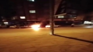 Seyir halindeki araç bir anda alev topuna döndü