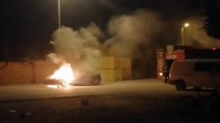 Seyir halindeki otomobil alev aldı