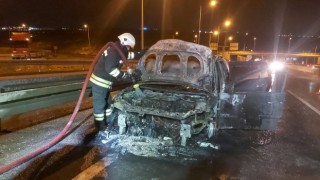 Seyir halindeki otomobil alev topuna döndü