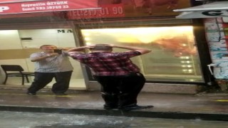Sıcaklardan bunalan Rizeli yağmur yağınca sokak ortasında duş aldı