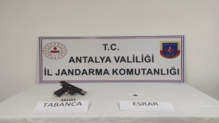 Sigara paketinin üzerine ayağıyla basınca yakayı ele verdi