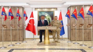 Siirt Valisi Hacıbektaşoğlu, İl Jandarma Komutanı Büyüke hayırlı olsun ziyaretinde bulundu