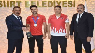 Siirt Valisi Hacıbektaşoğlu, milli sporcuyu altınla ödüllendirdi