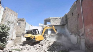 Siirtte uyuşturucu yuvaları olan metruk binalar yıkılıyor