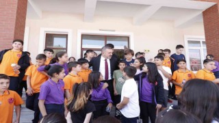 Sincan Belediye Başkanı Ercan öğrencilerin ilk ders zili heyecanına ortak oldu