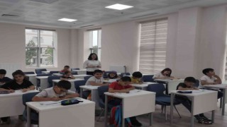 Sincanda öğrenciler ücretsiz İngilizce kurslarıyla hem eğlendi hem öğrendi