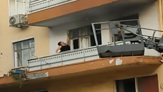 Sinir krizi geçiren kadın evinin balkonunu yaktı, camları kırıp eline ne geçtiyse sokağa fırlattı