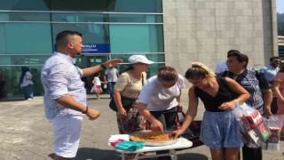 Sınırda ilginç tatlı dağıtımı