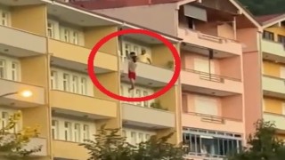 Sinopta balkondan kendini atan genç tedavi gördüğü hastanede hayatını kaybetti