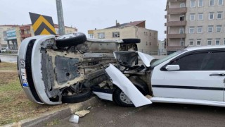 Sinopta çarpışan otomobillerden biri yan yattı: 2 yaralı