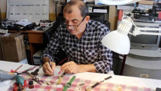 Sinopta küçük yaşlarda öğrendiği saatçi mesleğini 33 yıldır sürdürüyor