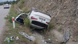 Sinopta otomobil su sanalına devrildi: 5 yaralı