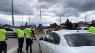 Sinopta otomobilin çarptığı genç kız yaralandı