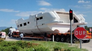 Sirenada üretilen dev yat karayolu ile taşındı