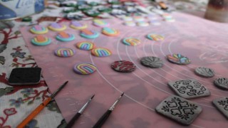Şirket yöneticiliğinden istifa edip evinin küçük bir odasında sanat atölyesi kurdu