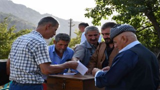 Şırnakta ilginç takı geleneği: Oy kullanır gibi sandık kuruldu, zarflar atıldı