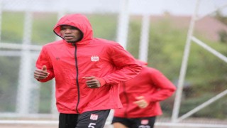 Sivasspor, sağanak altında çalıştı