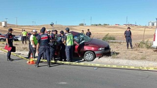 Sivasta hafif ticari araç ile otomobil kavşakta çarpıştı: 1 ölü, 6 yaralı