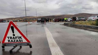 Sivasta otomobil ile hafif ticari araç çarpıştı: 2 yaralı