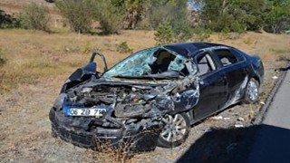 Sivasta tıra çarpan otomobil hurdaya döndü: 5 yaralı