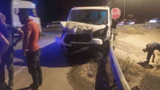 Sivasta tırla kamyonet çarpıştı: 1 yaralı