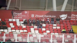Slavia Prag taraftarı misafir tribününde yer aldı