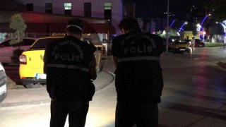 Sokak ortasında silahla vuruldular, taksi tutup hastaneye gittiler