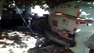 Sökede akaryakıt tankeri kıraathaneye girdi: 2 yaralı