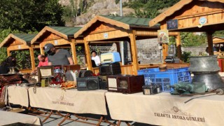 Sonbahar serinliğinde Antika Pazarı