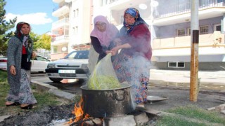Sonbaharla beraber kadınların turşu mesaisi başladı