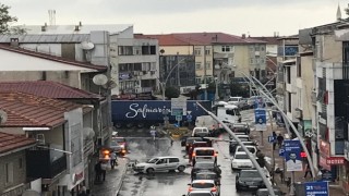Sorumsuz tır şoförü trafiği kilitledi