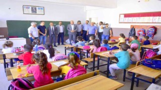 Soylu minik öğrencilerin sevincine ortak oldu