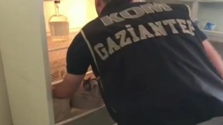 Su şişesinde kaçak içki ticaretine polis darbesi