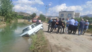 Sulama kanalına düşen otomobili kurtarma operasyonu: Vatandaşlar seferber oldu