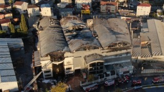 Sultanbeylide yanan fabrikadaki hasar gün ağarınca ortaya çıktı