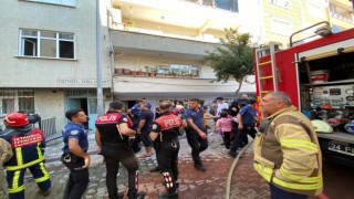 Sultangazide mahalleliyi korkutan yangın, mahsur kalan 6 kişiyi itfaiye kurtardı