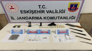 Şüpheli araçta silah ve çok sayıda uyuşturucu madde bulundu