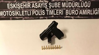 Şüpheli şahsın üzerinden 1 adet ruhsatsız tabanca ve mermiler ele geçirildi